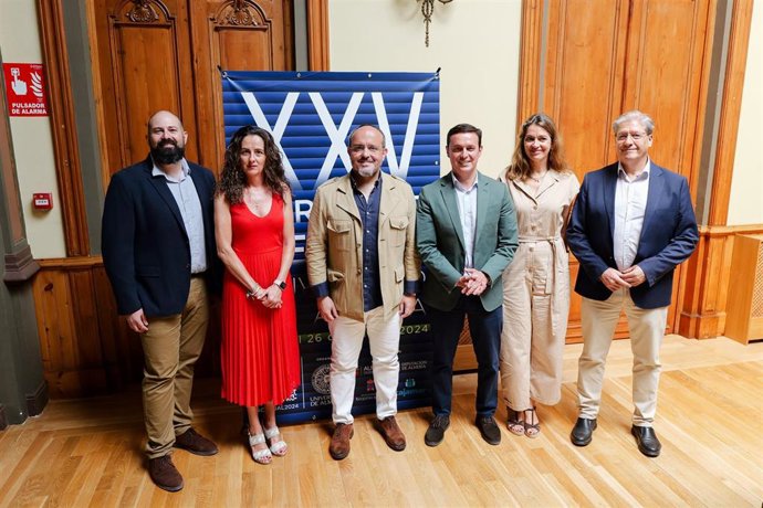 El presidente del PP de Cataluña, Alejandro Fernández, en el centro de la imagen antes de participar en los Cursos de Verano de la UAL, en Almería.