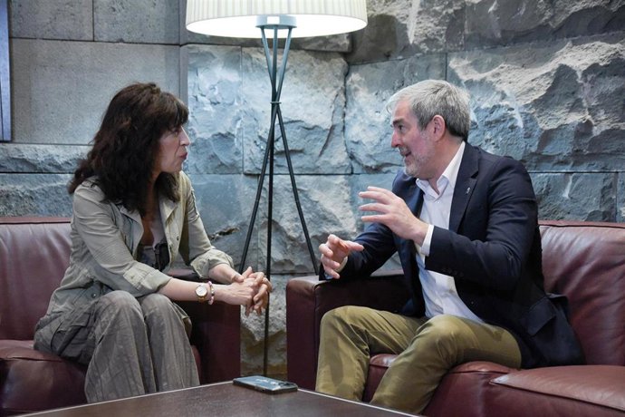 La ministra de Igualdad, Ana Redondo, durante una reunión con el presidente de Canarias, Fernando Clavijo, a 10 de julio de 2024, en Santa Cruz de Tenerife