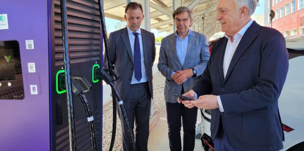 Octavio López durane la presentación en PLAZA del mayor hub de recarga de todo Aragón.
