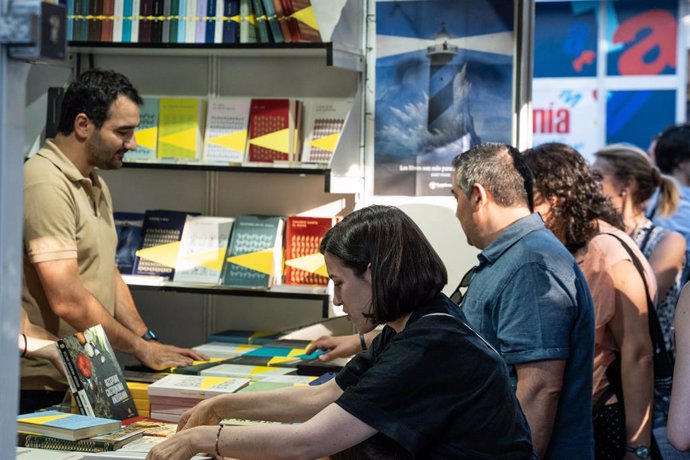 Archivo - Ambiente durante la 83ª edición de la Feria del Libro de Madrid, en el Parque del Retiro, a 1 de junio de 2024, en Madrid (España). 