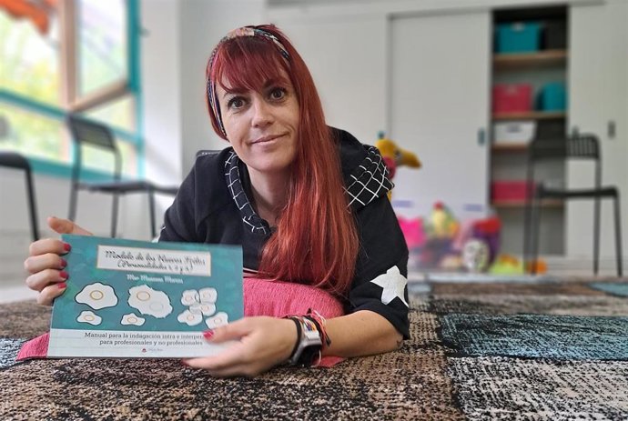 Mer Manzano Marcos y su primera novela 'Modelos de los huevos fritos (personalidades 1, 2 y 3)'.