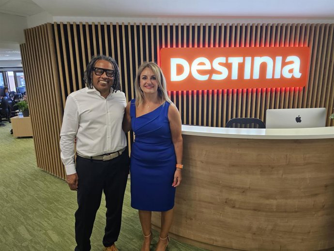 La consellera d'Innovació, Indústria, Comer i Turisme, Nuria Montes, es reunix a Madrid amb els responsables de Destinia