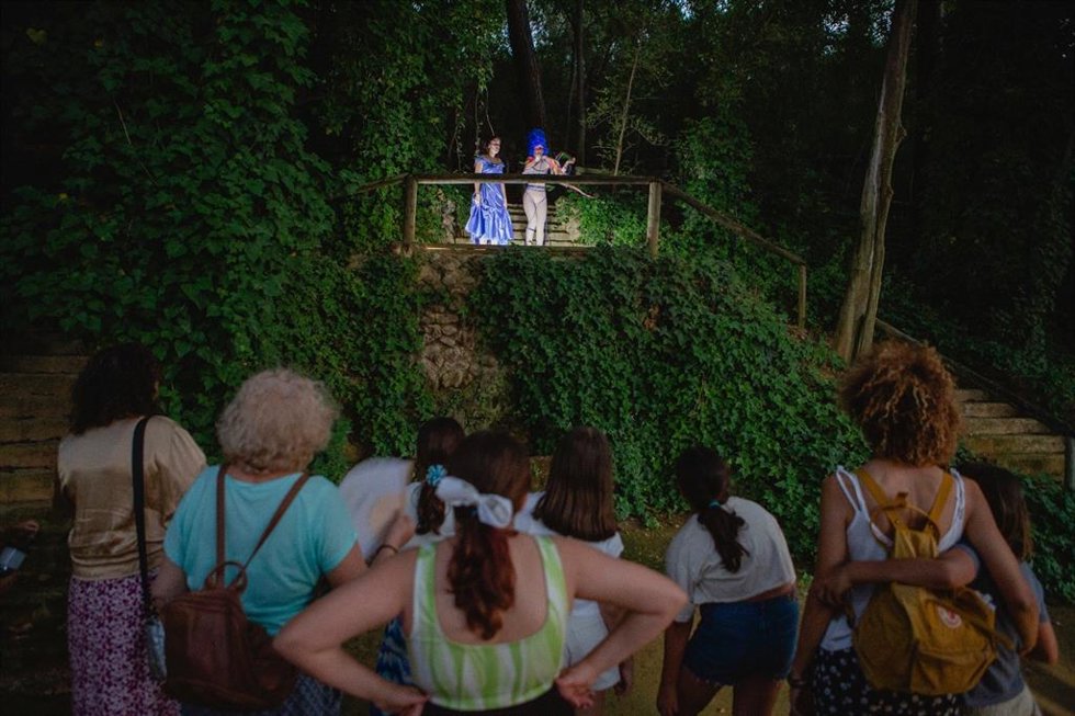 Este martes se celebró la primera visita guiada Alicia en el Guadaíra, que transporta a Alcalá a los personajes del conocido libro de Lewis Carroll Alicia en el país de las maravillas.