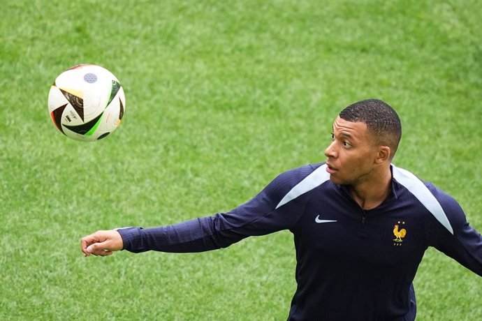 01 July 2024, North Rhine-Westphalia, Duesseldorf: France's Kylian Mbappe warms up ahead of the UEFA Euro 2024 round of 16 football match between France and Belgium at the Duesseldorf Arena. Photo: Marcus Brandt/dpa