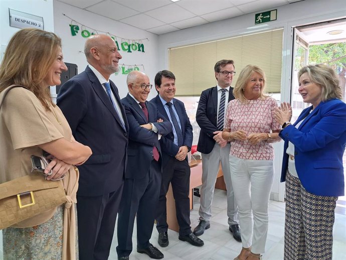 La delegada territorial de Empleo, Empresa y Trabajo Autónomo de la Junta en Málaga, Carmen Sánchez Sierra, junto a la alcaldesa del municipio malagueño de Marbella, Ángeles Muñoz, visitan el nuevo despacho del CMAC