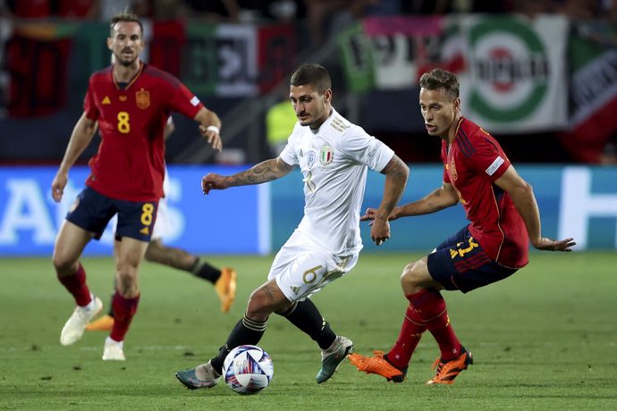 Archivo - Marco Verratti of Italy, Sergio Canales of Spain, left Fabian Ruiz of Spain during the UEFA Nations League Semi-final football match between Spain and Italy on June 15, 2023 at De Grolsch Veste, FC Twente stadium in Enschede, Netherlands - 