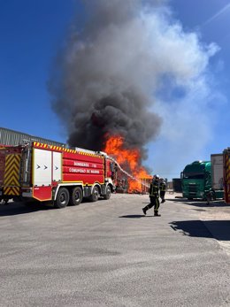 Varios empleados intoxicados leves en el incendio de unos palés en el polígono de Arganda