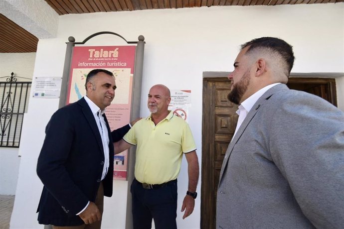 El presidente de la Diputación de Granada, Francis Rodríguez, ha realizado una visita institucional al municipio de Lecrín.