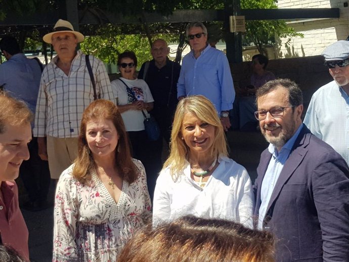 Rueda de prensa del portavoz nacional de Vox, José Antonio Fúster, y la portavoz de la formación en Torrelodones, Sonsoles Palacios, tras suspender la alcaldesa, Almudena Negro (PP), su pacto de gobierno