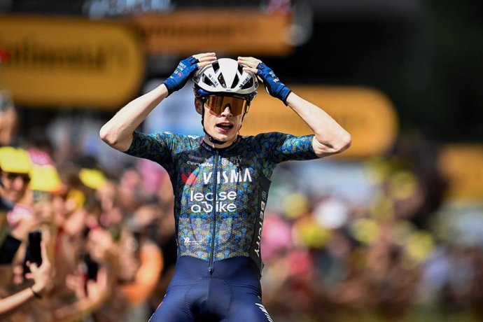 Jonas Vingegaard celebra la victoria en la duodécima etapa del Tour de Francia