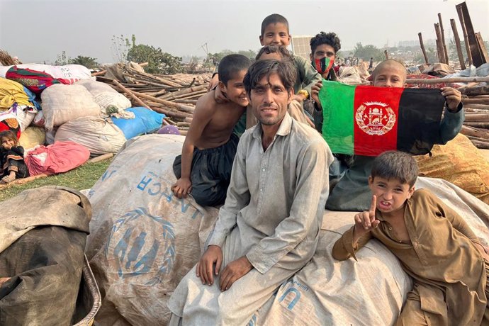 Archivo - Afganos en un campo de refugiados en Islamabad, Pakistán.