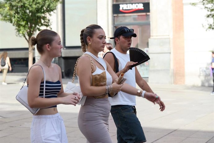 Varias personas en el centro de la ciudad, a 5 de julio de 2024, en Madrid (España). 