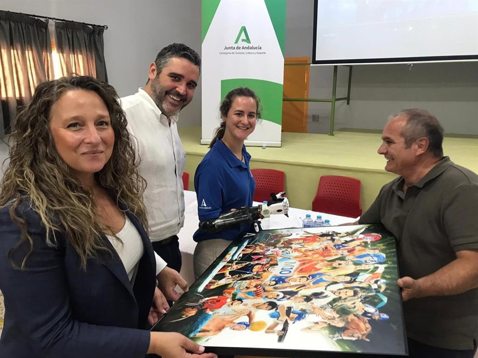 La surfista Sarah Almagro durante su visita al centro internamiento de menores infractores de Oria (Almería).