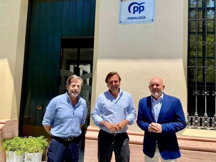 El secretario general del PP andaluz, Antonio Repullo, con Rafael Bados, presidente de Comercio Andalucía y Comercio Córdoba, y Bruno García, secretario general de Comercio Andaluz.