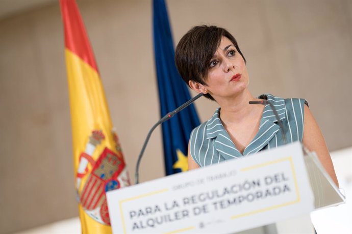 La ministra de Vivienda y Agenda Urbana, Isabel Rodríguez, interviene tras una reunión con el Grupo de Trabajo de alquiler de temporada, en la sede del Ministerio, a 3 de julio de 2024, en Madrid (España). Durante la reunión, se han presentado las conclus