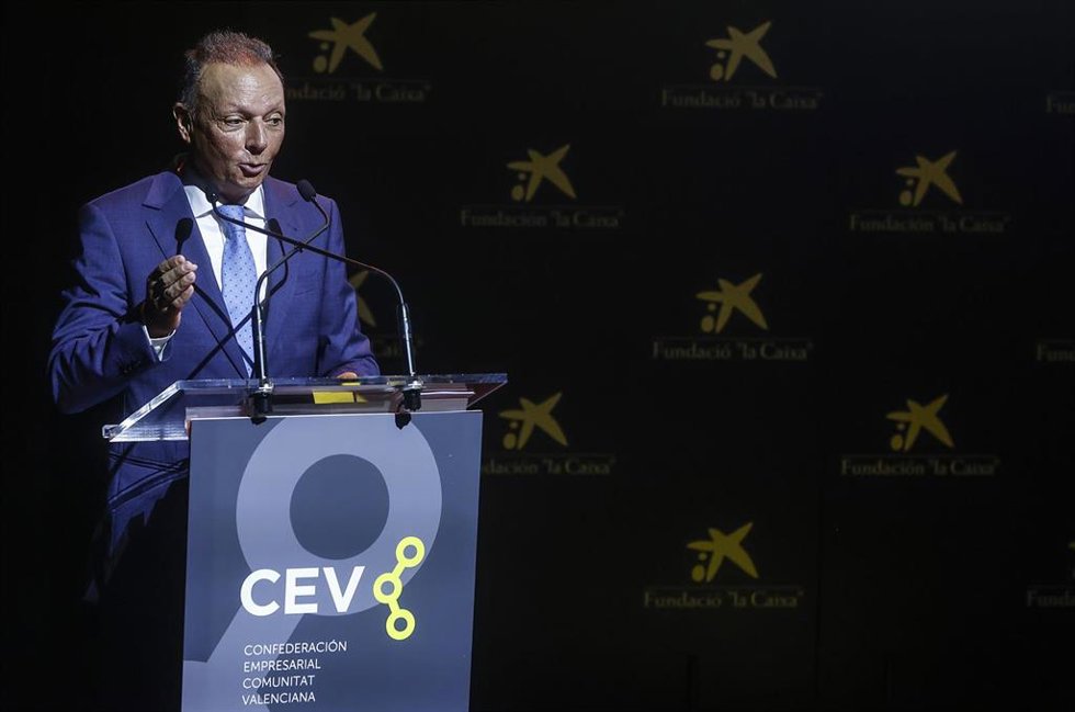 El presidente de la CEV, Salvador Navarro, interviene durante la Asamblea General de la CEV