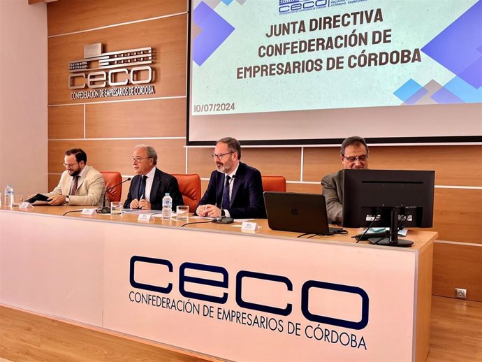 Molina (segundo por la dcha.), en la junta directiva de CECO.