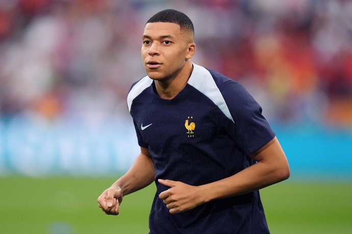 09 July 2024, Bavaria, Munich: France's Kylian Mbappe warms up ahead of the UEFA Euro 2024 Semi-final soccer match between Spain and France at Munich Football Arena. Photo: Bradley Collyer/PA Wire/dpa