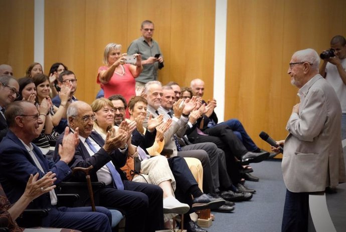 El escritor Josep Vallverdú tras recibir la medalla