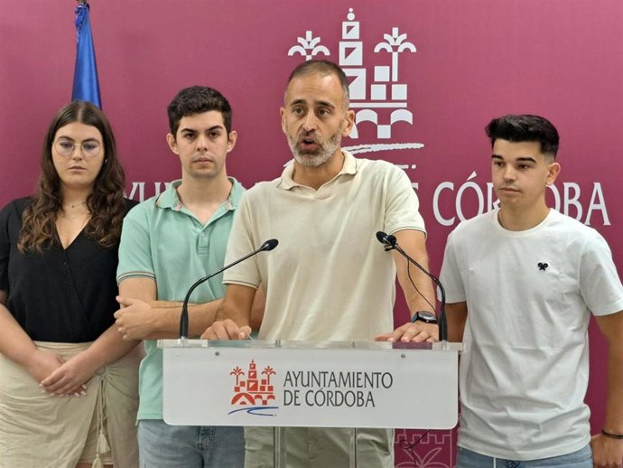 Ángel Ortiz interviene junto los jóvenes promotores del 'CórdobaCarFriends'.