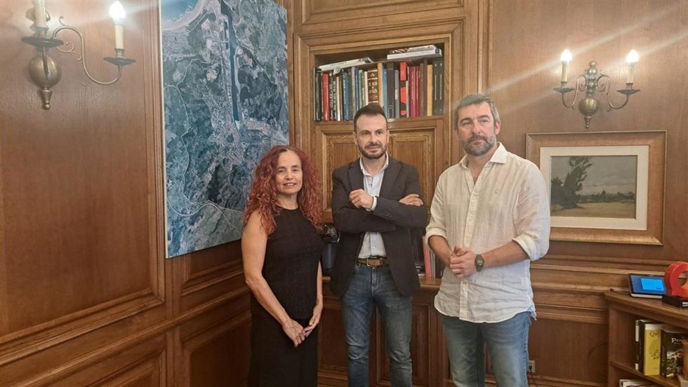 El director general de Vivienda del Gobierno asturiano, Jesús Daniel Sánchez, presenta en Avilés la construcción de nuevos pisos en Villalegre.