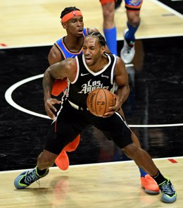 Archivo - 22 January 2021, US, Los Angeles: Los Angeles Clippers player Kawhi Leonard (R) and Oklahoma City Thunder player Darius Bazley battle for the ball during the US NBA basketball match between Los Angeles Clippers and Oklahoma City Thunder at the S