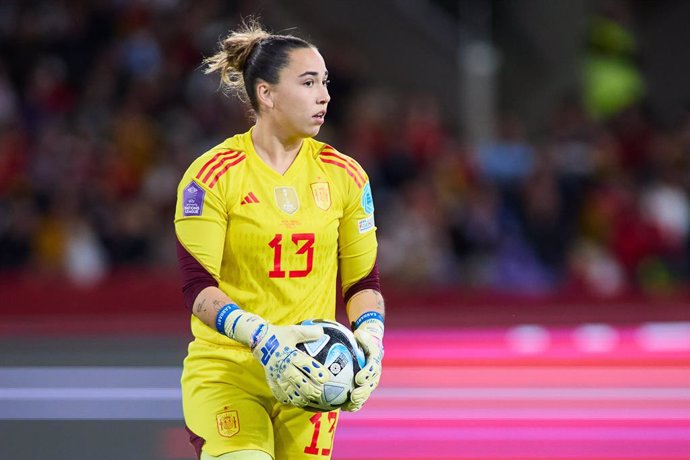 Archivo - Cata Coll of Spain gestures during the Final UEFA Womens Nations League match played between Spain and France at La Cartuja stadium on February 28, 2024, in Sevilla, Spain.