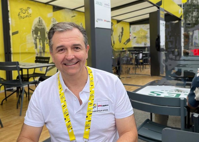 El presidente en Europa de XPO Logistics, el español Luis Gómez, en el Tour de Francia, competición en la que se encargan del montaje y logística