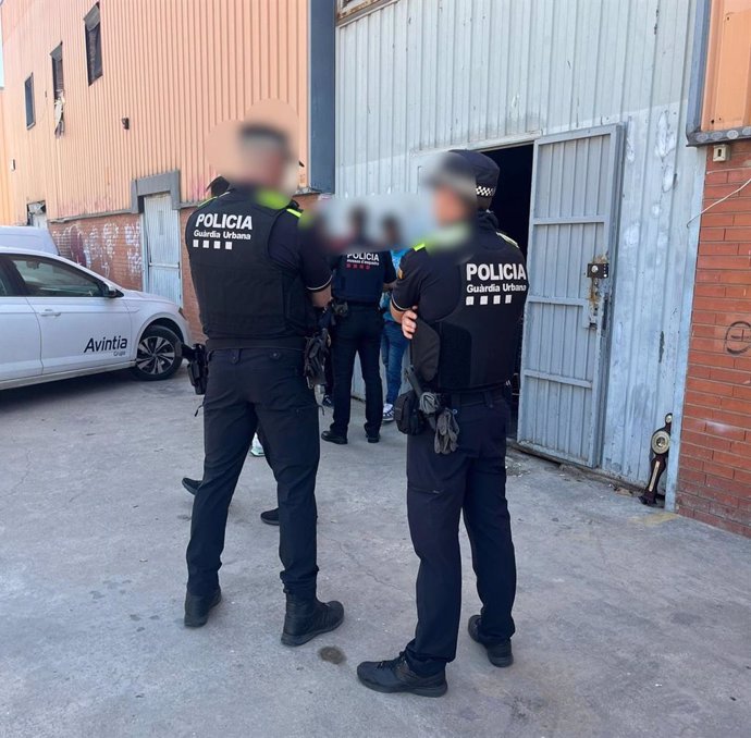 Agentes de la Guardia Urbana de Badalona frente a la nave desocupada en la calle Industria de Badalona