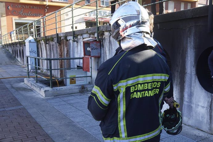 Archivo - Un bombero en las inmediaciones del incendio de un garaje comunitario en la calle José María Cossío, a 11 de abril de 2024, en Los Acebos, Santander, Cantabria (España). 