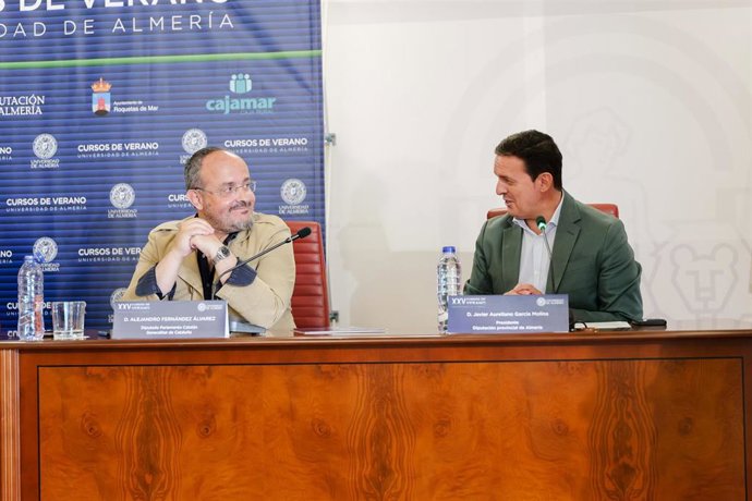 El presidente del PP de Cataluña, Alejandro Fernández, y el presidente del PP de Almería, Javier Aureliano García, en un curso de verano de la UAL.