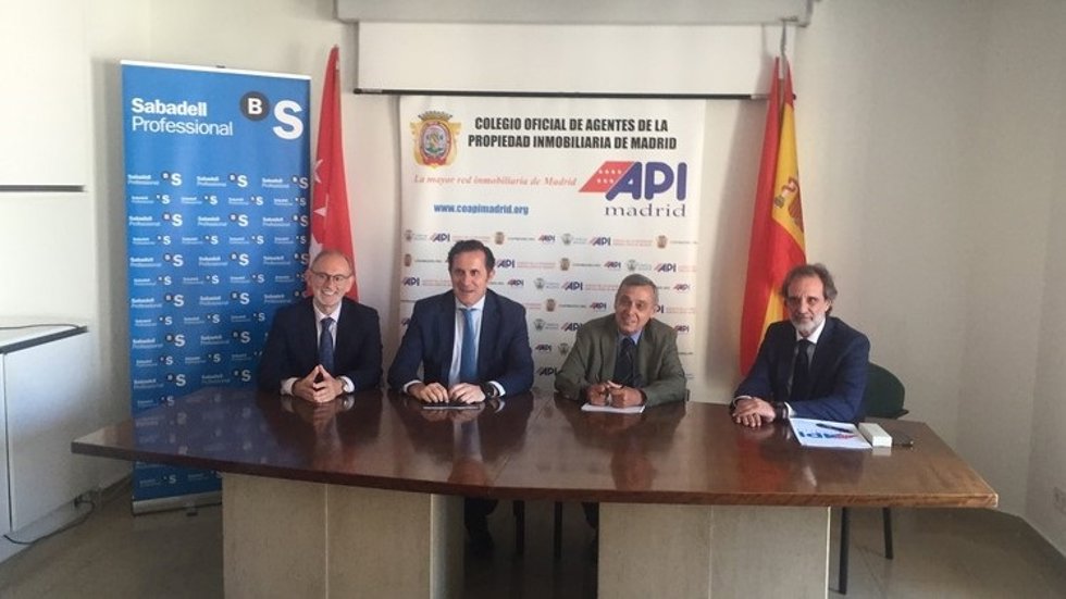 De izquierda a derecha, Merino Tapia, Asesor Jurídico de COAPIMADRID-AIM; Maté Inclán, Director Territorial Comercial de la Territorial Centro de Banco Sabadell; Cabrero García, Presidente de COAPIMADRID - AIM y Enrique Fernández, de Banco Sabadell