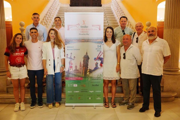 Presentación del acuatlón de la Velá de Santa Ana, con más de 300 deportistas inscritos, en el Consistorio.