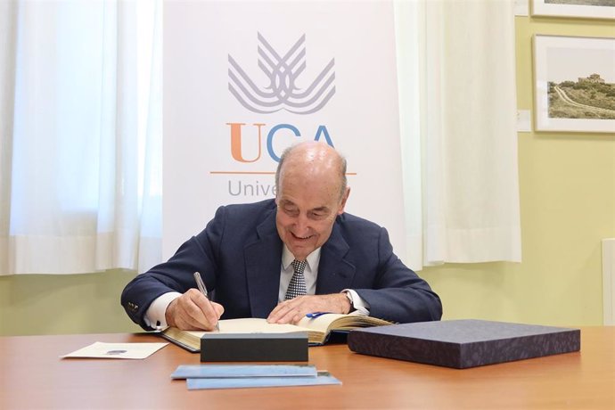 Archivo - Miquel Roca firma en el Libro de Honor de la Universidad de Cádiz.