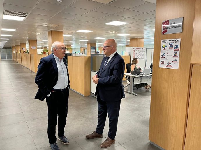 Manuel Fernández junto al director provincial del INSS en Jaén, Pedro Pablo García