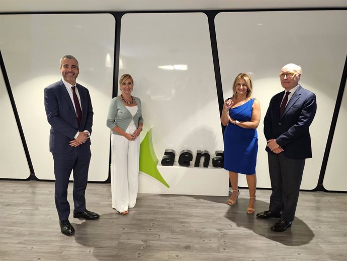 La consellera de Medi ambient, Aigua, Infraestructures i Territori, Salomé Pradas, la consellera d'Innovació, Indústria, Comer i Turisme, Nuria Montes, el president d'Aena, Maurici Lucena, i dirigents de la companyia