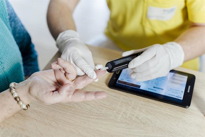 Archivo - Un estudio concluye que el riesgo de desarrollar patologías cardiovasculares "se duplica" entre las personas con diabetes mellitus tipo 2 cada década