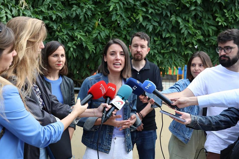 Archivo - (I-D) La secretaria general de Podemos, Ione Belarra, la candidata de Podemos a las elecciones europeas, Irene Montero, y el exlíder de Podemos, Pablo Iglesias, atienden a los medios de comunicación tras ejercer su derecho a voto en el colegio