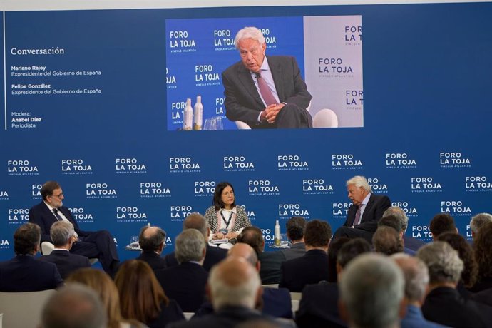 Archivo - Los expresidentes del Gobierno de España, Mariano Rajoy y Felipe González (i), participan en una conferencia durante el Foro de La Toja, a 30 de septiembre de 2022, en la Isla de La Toja, O Grove, Pontevedra, Galicia (España). El Rey inauguró ay