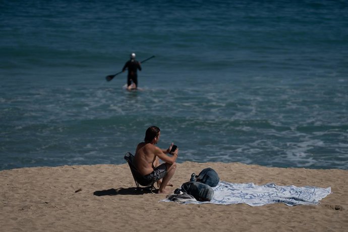 Archivo - Un hombre en la playa del Bogatell, a 15 de abril de 2024, en Barcelona, Catalunya (España). 
