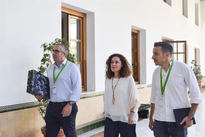 El alcalde de Los Palacios, junto a Inmaculada Nieto, en el Parlamento antes de registrar 6.300 firmas en demanda de mejoras del transporte público en la localidad.