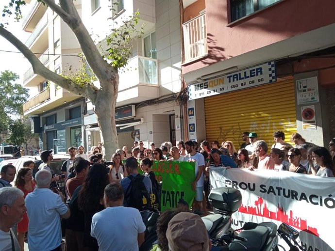 Medio centenar de personas protestan en Palma frente a un edificio que alberga alquiler turístico ilegal.