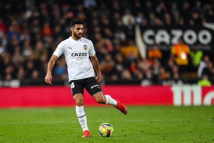 Archivo - Eray Comert of Valecia in action during the spanish league, La Liga Santander, football match played between Valencia CF and Cadiz CF at Mestalla stadium on January 6, 2023, in Valencia, Spain.