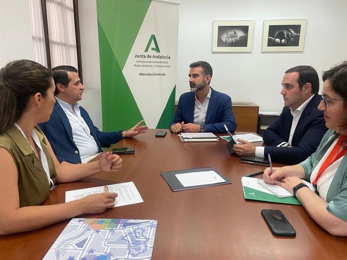 Reunión del consejero andaluz de Sostenibilidad, Ramón Fernández-Pacheco, y el presidente de la Federación Andaluza de Municipios y Provincias (FAMP), José María Bellido.