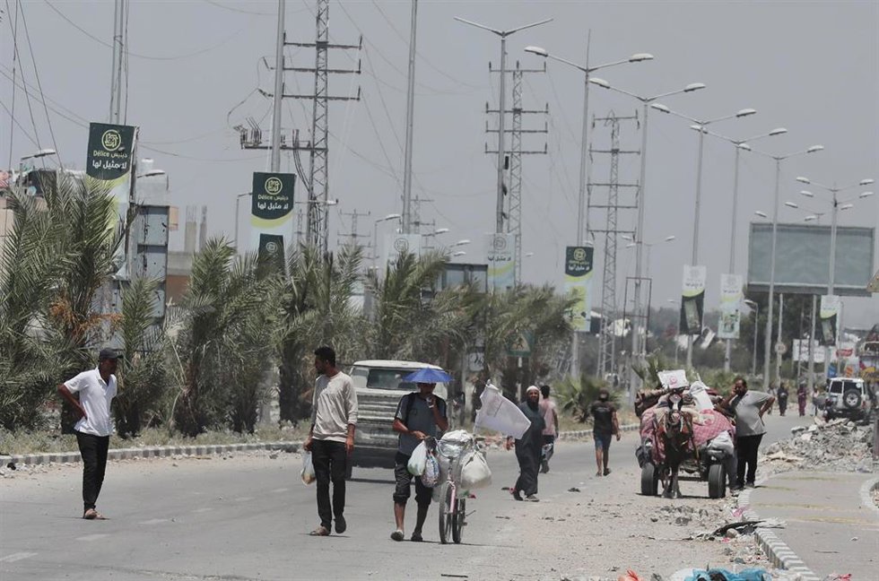 Desplazados palestinos huyen de la Ciudad de Gaza tras los últimos ataques en la zona