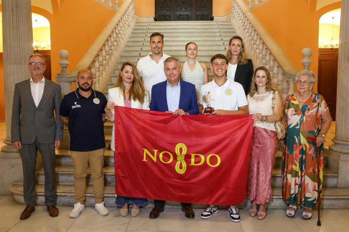 El alcalde, José Luis Sanz, con miembros del Club Waterpolo Sevilla