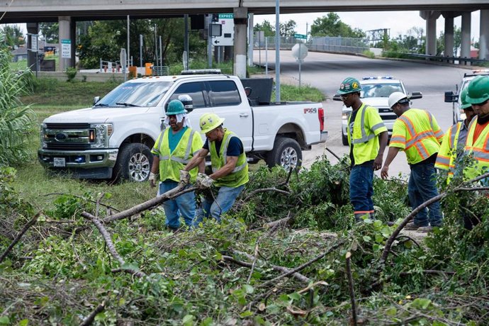 Trabajos para retirar ramas tras el paso del huracán 'Beryl' por el estado de Texas (EEUU)