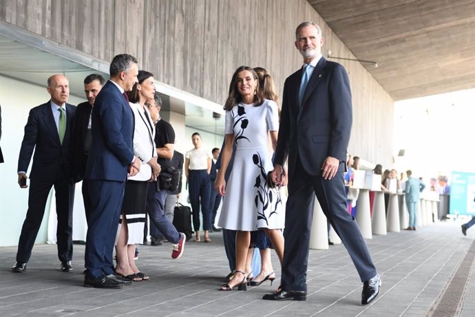 La reina Letizia i el rei Felip VI arriben a la cerimònia de lliurament dels Premis de la FPdGi.