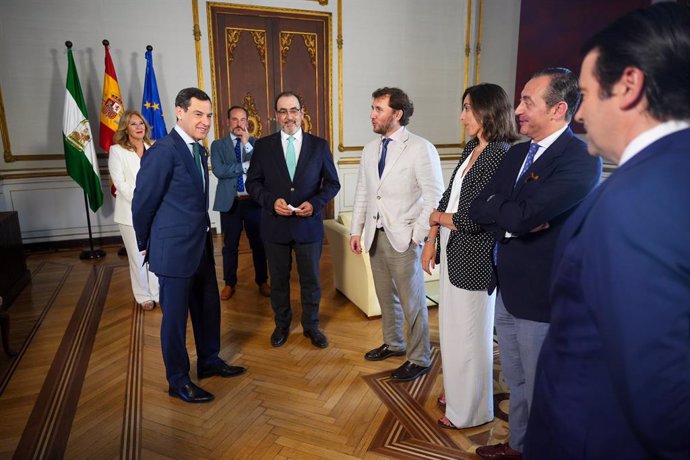 El presidente de la Junta, Juanma Moreno, (2i) junto al presidente ejecutivo del Banco de Desarrollo de América Latina y el Caribe (CAF), Sergio Díaz-Granados (3i) y la consejera de Economía, Hacienda Carolina España Reina (i) en la reunión