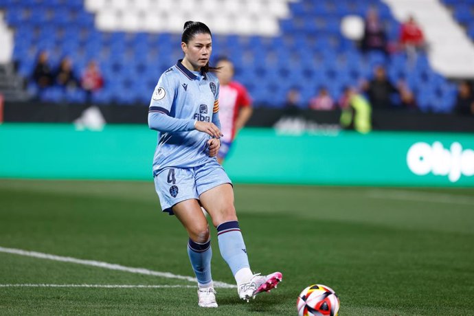 Archivo - Maria Mendez of Levante UD in action during the Spanish SuperCup 24, Supercopa de Espana, Semi-Final 1, women football match played between Atletico de Madrid Femenino and Levante UD Femenino at Estadio de Butarque on January 16, 2024 in Leganes